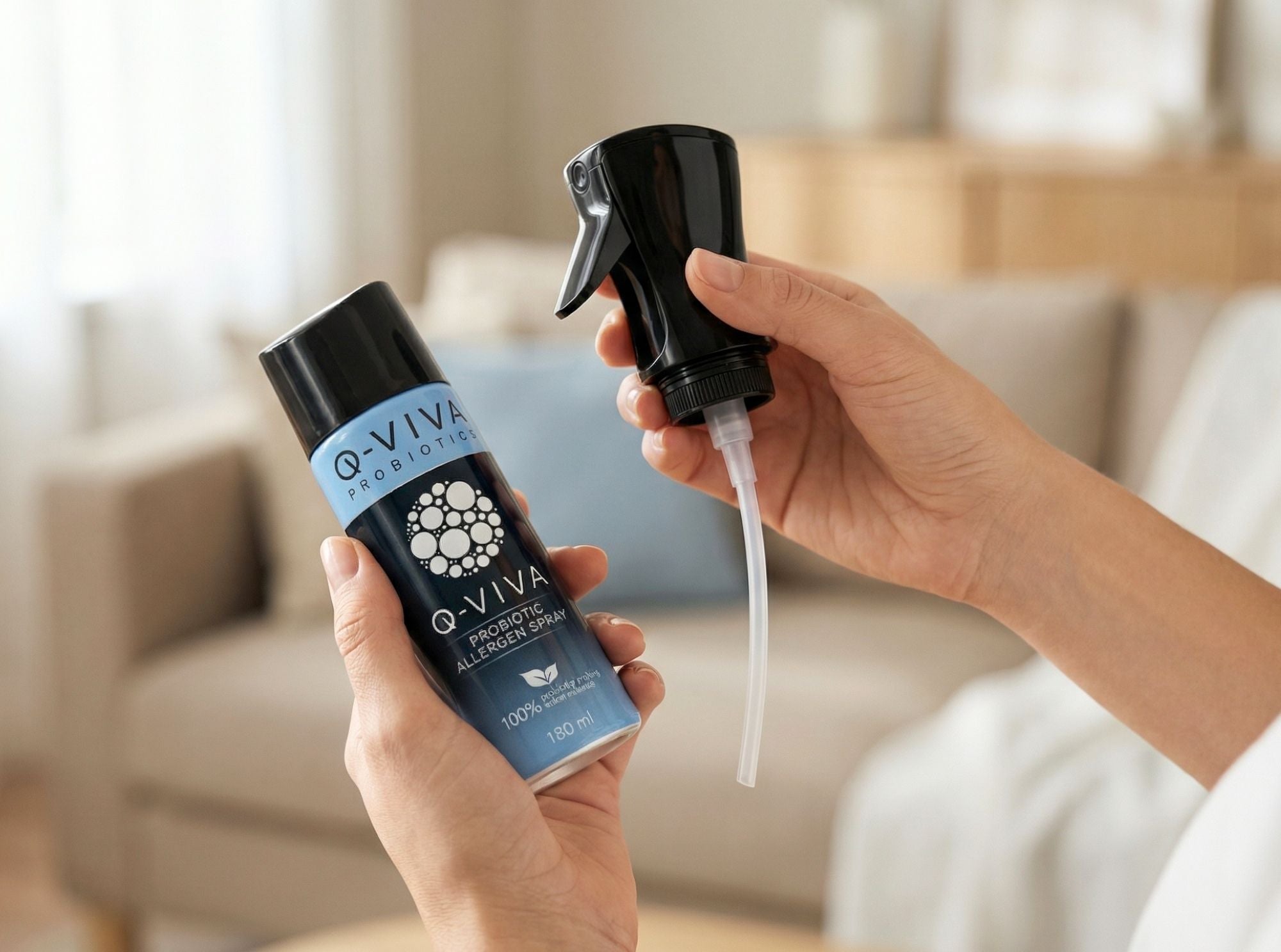 Handen die de spraykop verwijderen en vervangen op een Q-Viva Allergen Spray fles en tonen hoe je overschakelt naar een navulfles