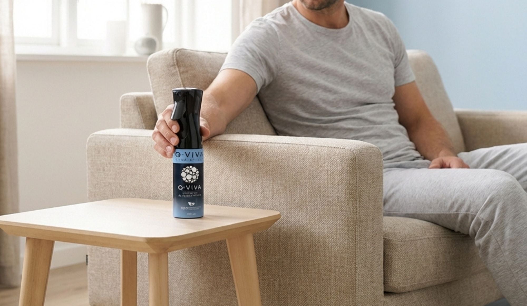 Q-Viva probiotische allergen spray op tafel naast een bank in een moderne woonomgeving