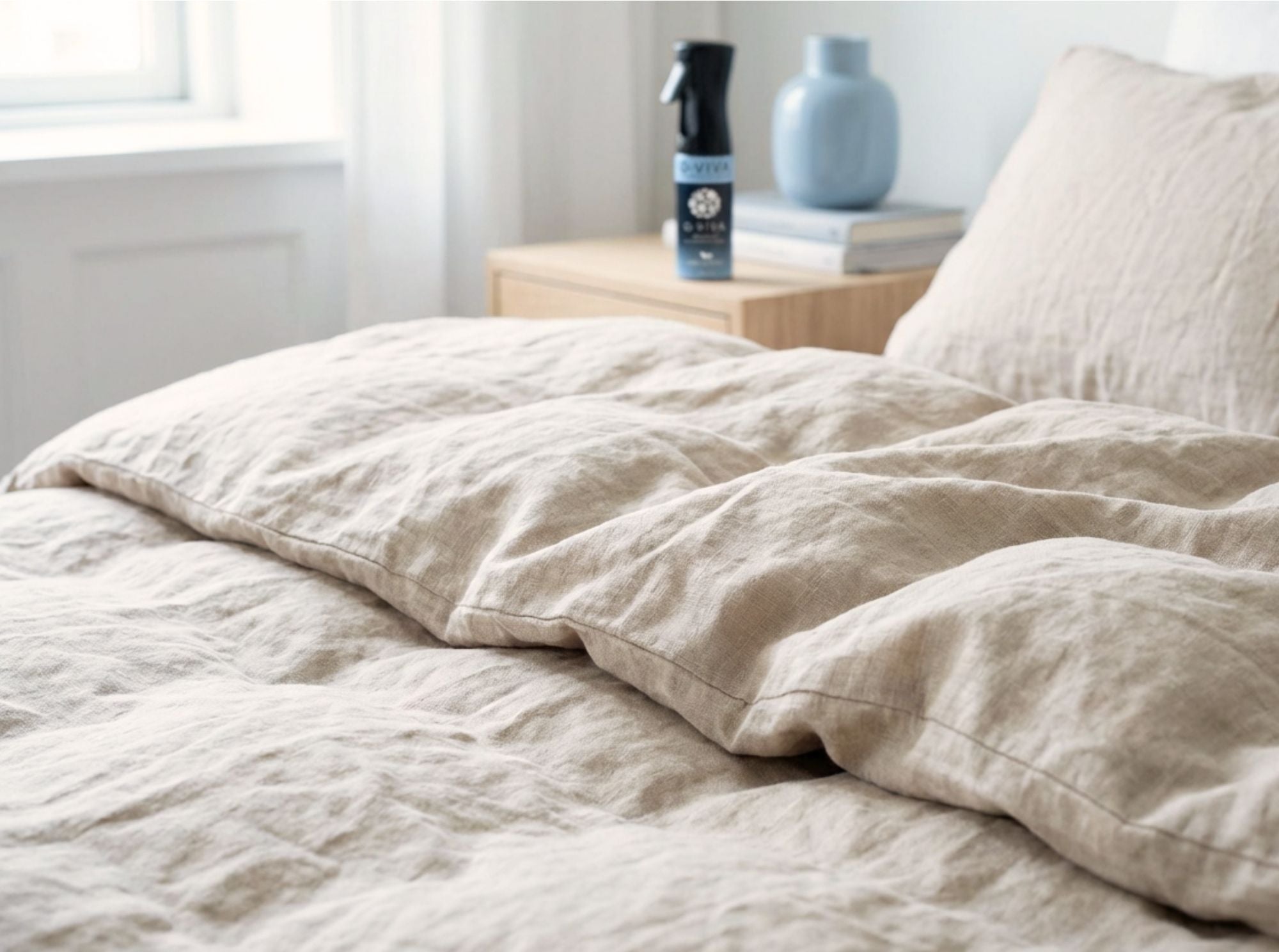 Q-Viva Allergen Spray op beddengoed dat toepassing op lakens en dekbedovertrekken voor dagelijks textielgebruik toont