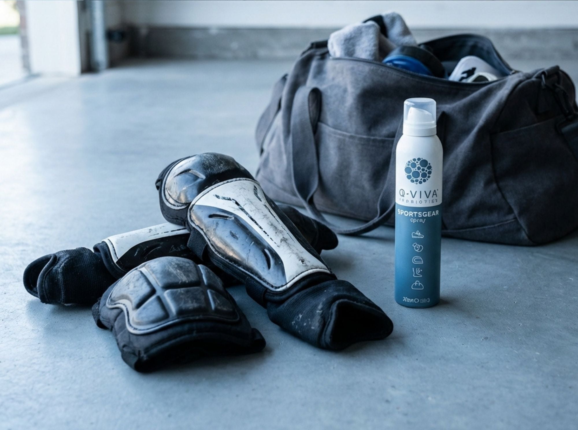 Q-Viva Sportsgear Spray naast beschermende sportuitrusting zoals scheenbeschermers om geuropbouw te verminderen