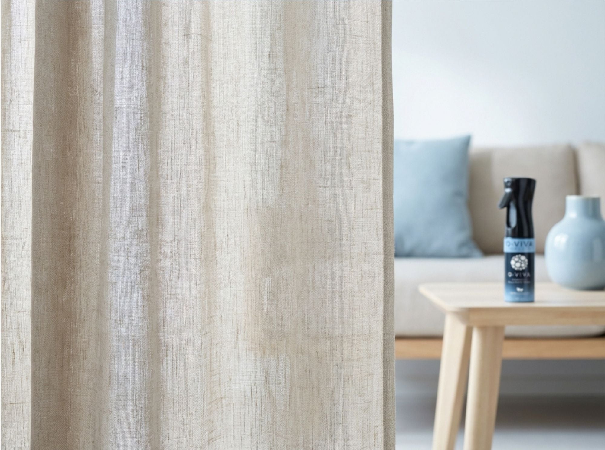 Q-Viva Allergen Spray bij gordijnen die gebruik op hangende textielproducten toont waar allergenen zoals stof en pollen zich ophopen