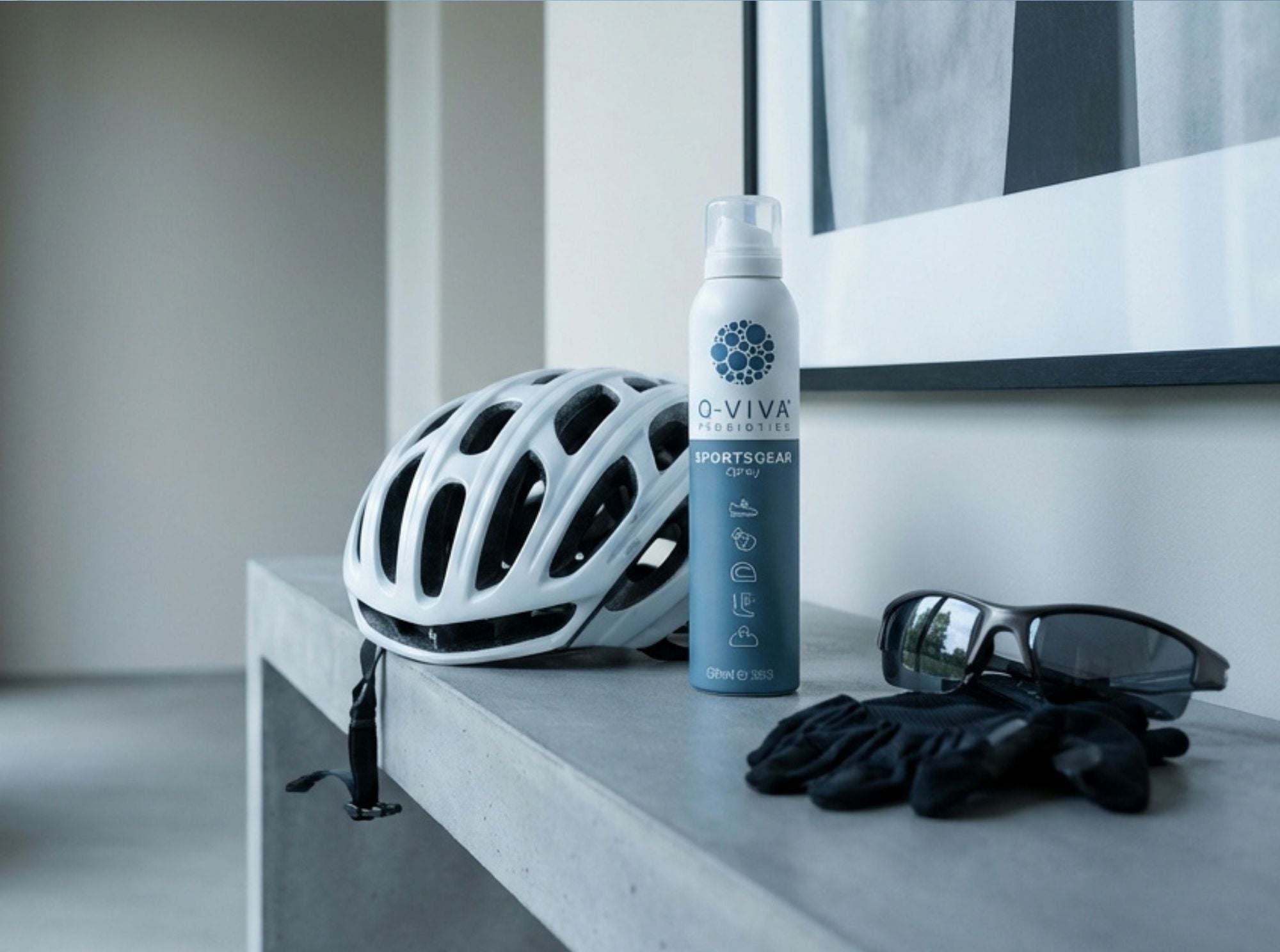 Q-Viva Sportsgear Spray naast een sporthelm om geuropbouw in de binnenvoering van de helm te verminderen