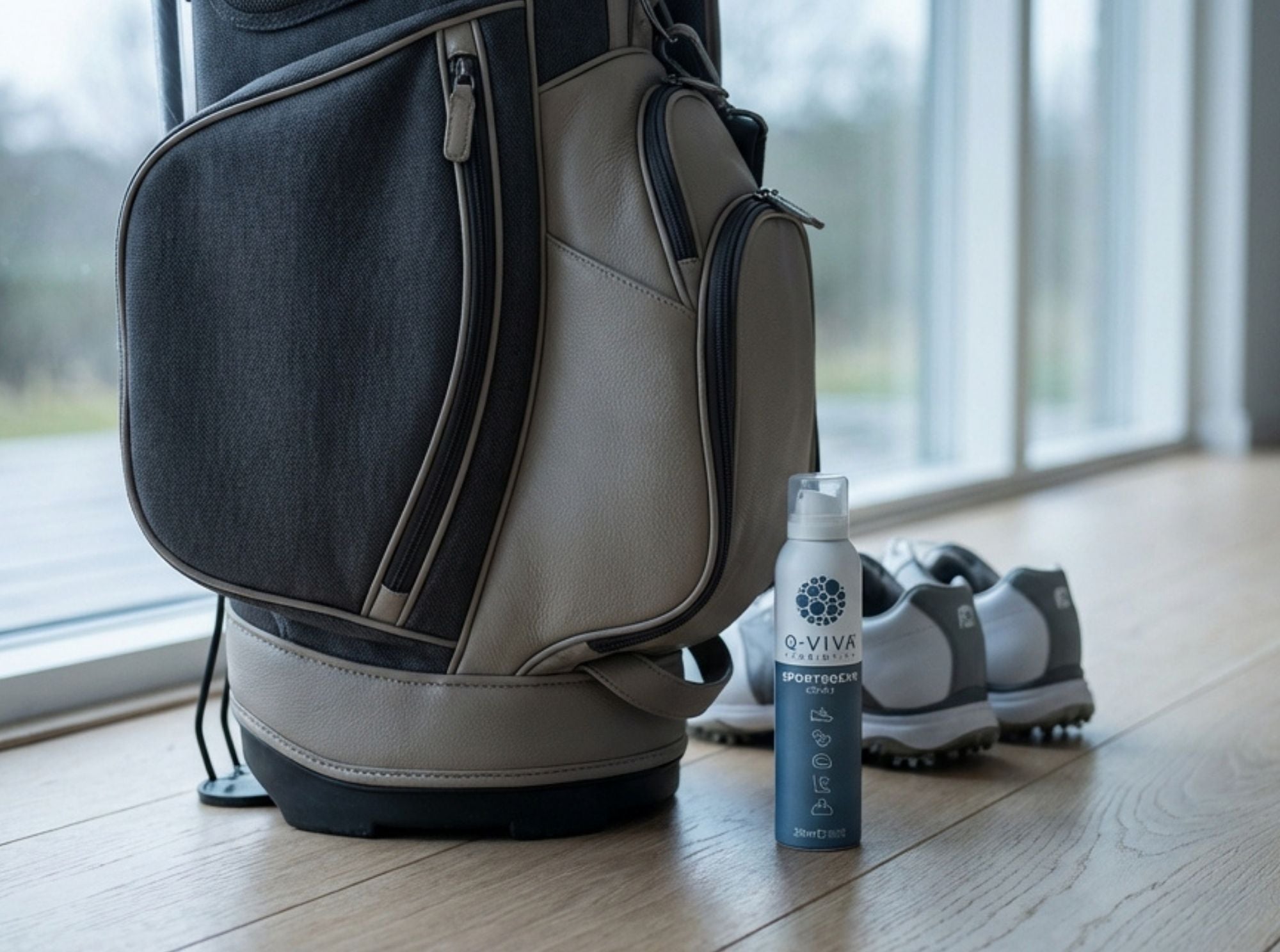 Q-Viva Sportsgear Spray naast een golftas en schoenen om golfuitrusting fris te houden