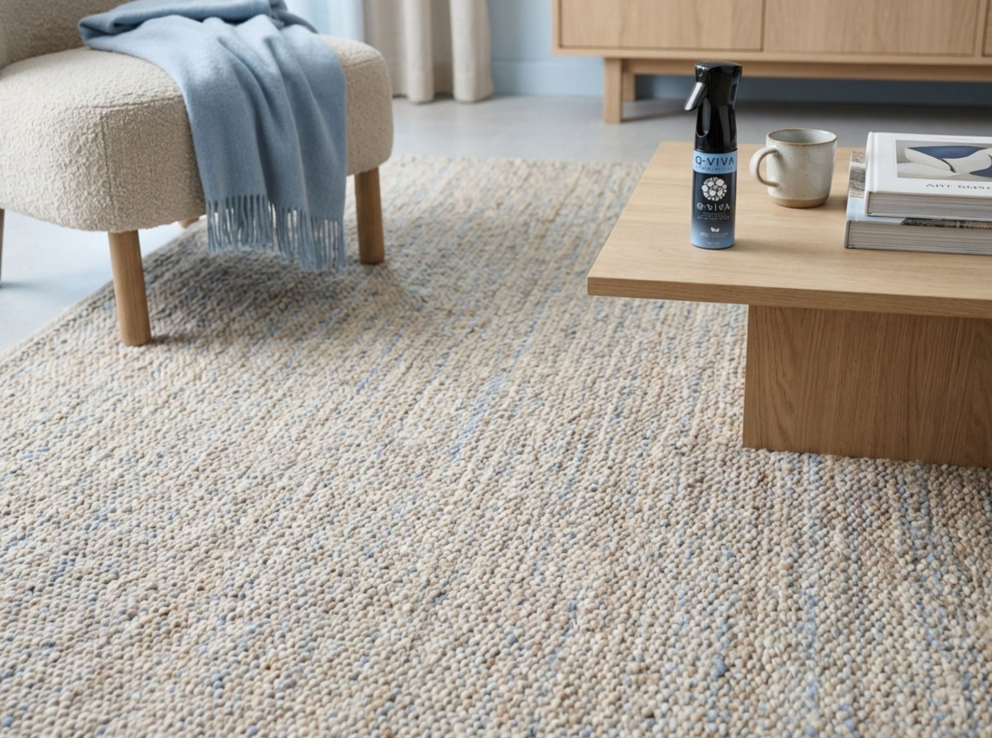 Q-Viva Allergen Spray op een tapijt in de woonkamer dat gebruik op vloerkleden en tapijten toont waar allergenen zich na verloop van tijd ophopen