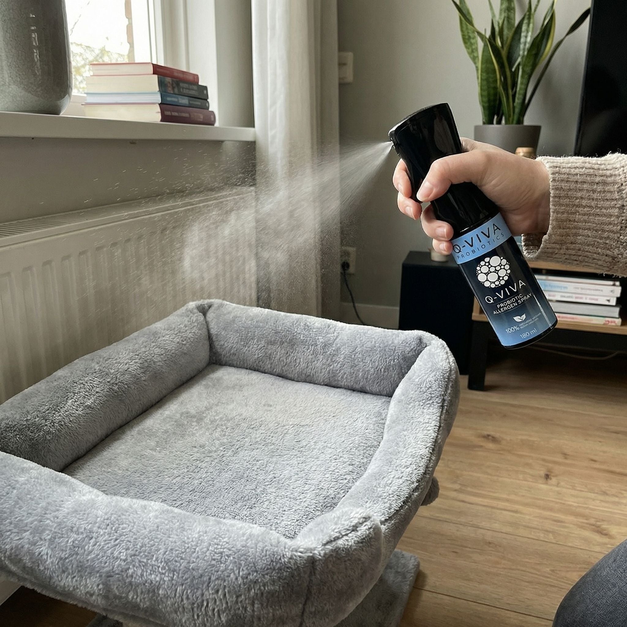 Hond die rust in een stoffen hondenmand, een plek waar allergenen zich kunnen ophopen in huistextiel