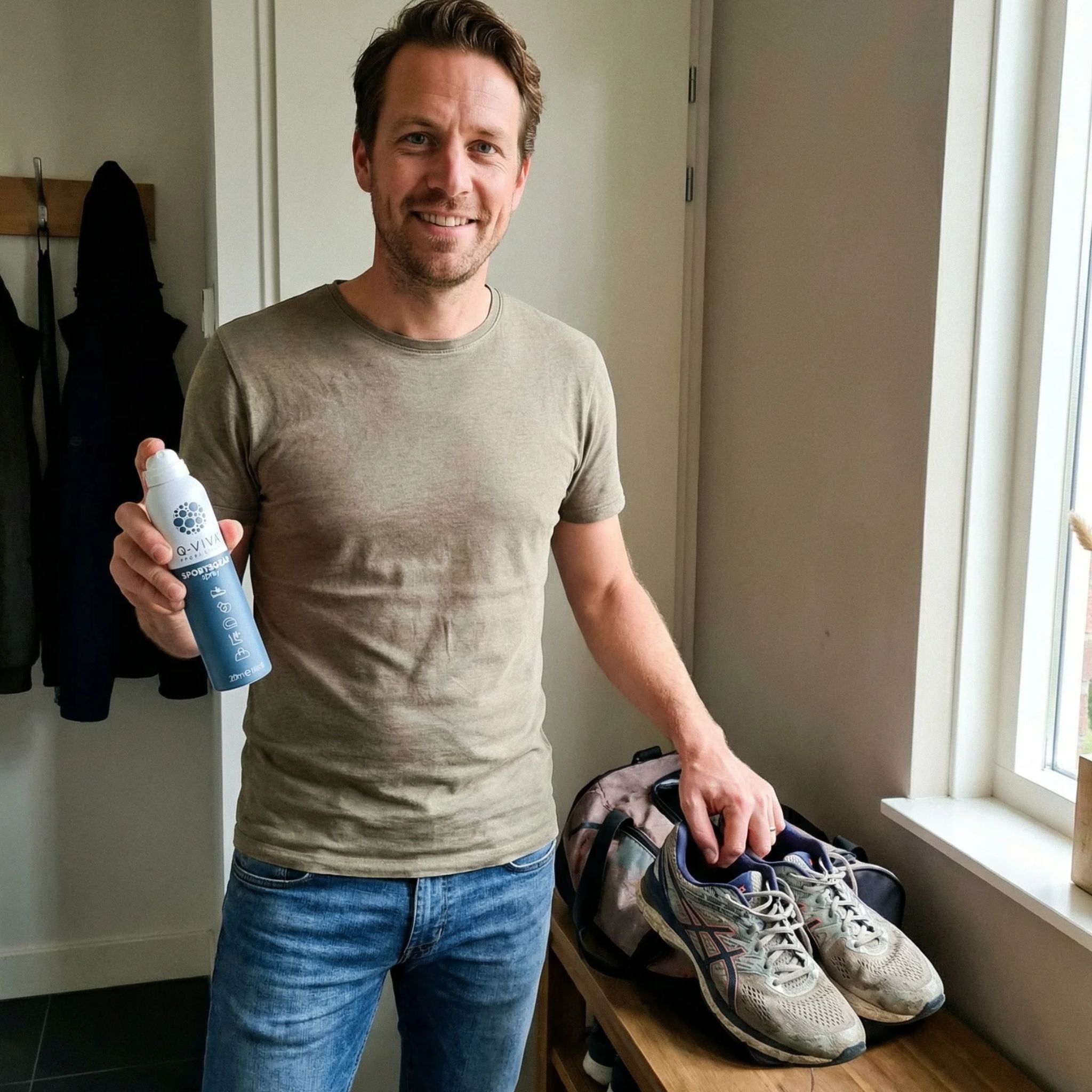 Man die Q-Viva Sports Gear Spray vasthoudt naast gedragen sportschoenen voor het verzorgen van sporttextiel